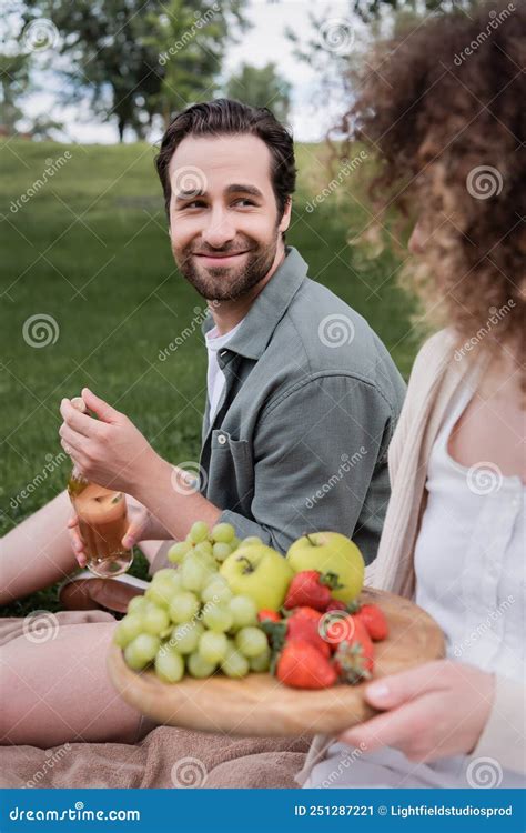 Homem Feliz Abrindo Garrafa De Vinho Imagem De Stock Imagem De Frutas