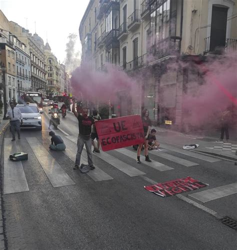 Dos Activistas Detenidos Por Pegarse Las Manos Al Asfalto En Una Calle