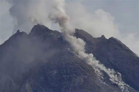 Gunung Merapi Wisatawan Dilarang Mendaki Awan Panas Kembali Meluncur