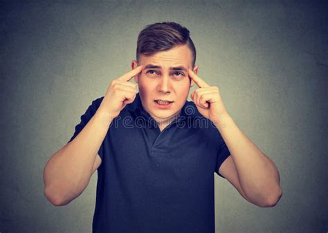 Homem Pensativo Que Pensa Muito Intensamente Concentrando A Tentativa