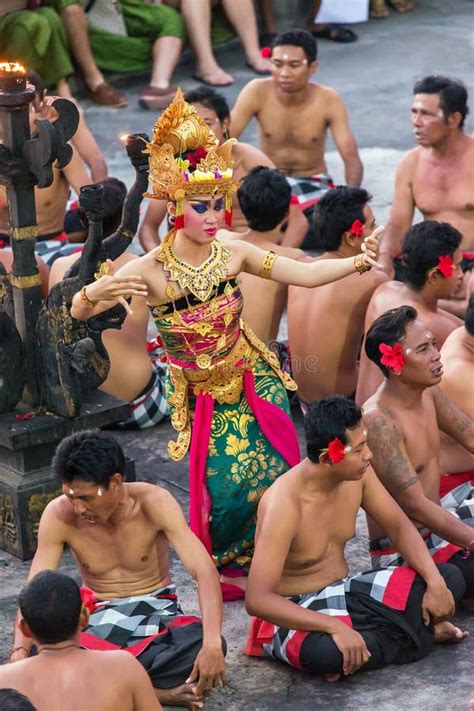 Traditioneller Balinese Kecak Tanz An Uluwatu Tempel In Bali