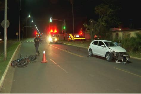 Casal Em Motocicleta Fica Em Estado Grave Ap S Colis O Carro Na