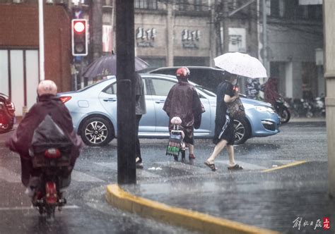 “雷电、暴雨、大风、冰雹”四个预警高挂，暴雨侵袭申城浦东宝山青浦