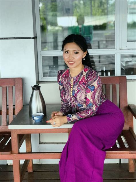 ปักพินโดย Thaethae Sheli ใน Myanmar Traditional Dresses