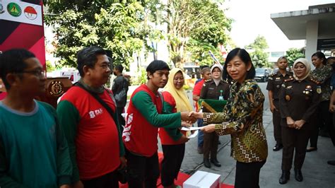 Peringati Hari Bhakti Adhyaksa Ke Kajati Jatim Gelar Bakti Sosial