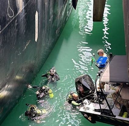 Mergulhadores Encontram Coca Na Em Casco De Navio Ancorado No Porto De