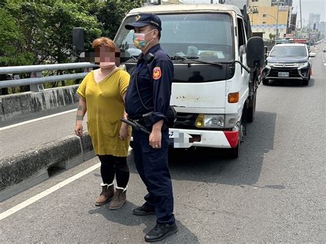 貨車拋錨陸橋上 北興警及時助女駕駛解圍 天天上新聞