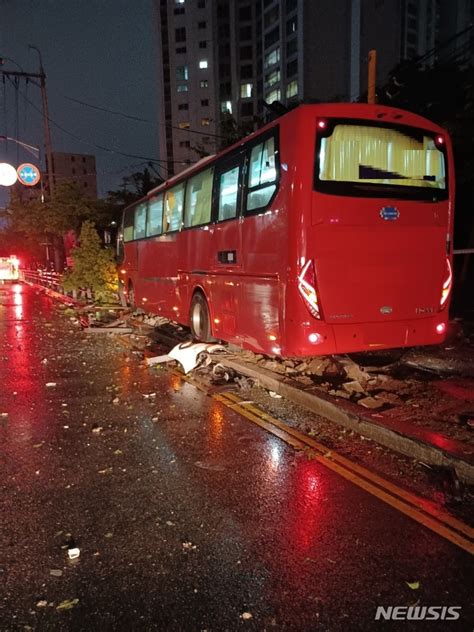 부천서 광역버스 승용차·가로등 충돌9명 부상 공감언론 뉴시스통신사