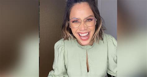 Andrea San Martín se une a la arriesgada moda de los tirantes invisibles con audaz bikini