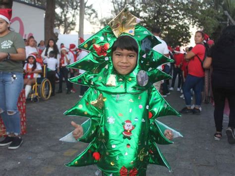 Familias Boque As Disfrutan Desfile Navide O