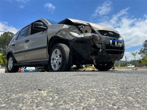 Acidente De Tr Nsito Envolve Dois Carros Na Av De Janeiro Em