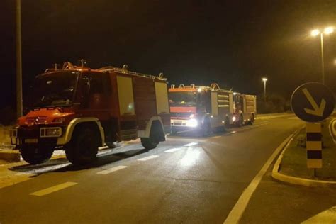 Gorelo U Zgradi Na Karaburmi Zapalio Se Orman Za Struju U Ranu Zoru