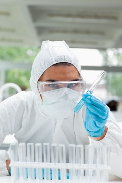 Retrato De Uma Cientista Feminina Protegida Segurando Um Tubo De Ensaio