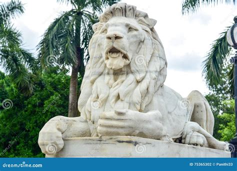 Marble Lion Statue At The Entrance To The Victoria Memorial Hall Stock