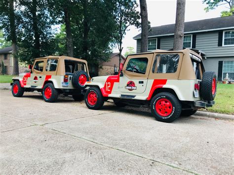 Finishing up building the Jurassic Park Jeep - Orlando Jurassic Park Jeep