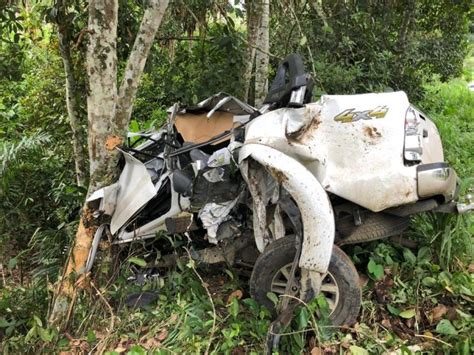 Carro sai da pista bate em árvore e causa a morte de um homem e deixa