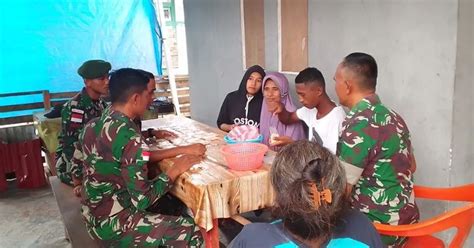 Bangkitkan Berwirausaha Satgas Yonarmed Kostrad Ajarkan Warga