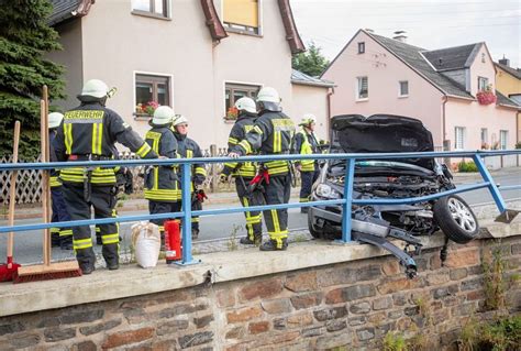 Schwerer Verkehrsunfall in Herold PKW kracht in Brückengeländer