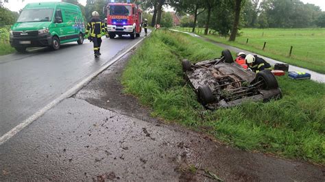 Auto Landet Im Stra Engraben Frau Aus Wagen Befreit