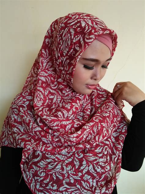 Segiempat Motif Abstrak Bunga Warna Merah Marun Bahan Fine – Anita Scarf