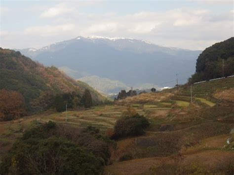 鬼ノ鼻山 ……雪に落ちたサザンカの花びらや、冠雪した天山の遠望を楽しむ…… 一日の王