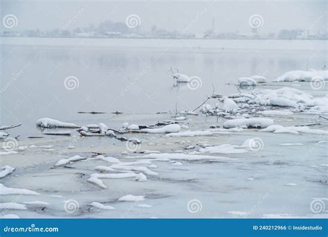 Lago Congelado Durante Queda De Neve Paisagem De Neve De Inverno Foto