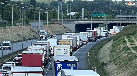 Kolizja Na Autostradzie A Parali Uje Ruch W Kierunku Warszawy