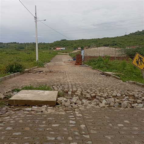 Moradores questionam obra de calçamento sonrisal em Monte Horebe