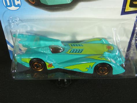 Hot Wheels Screen Time Batmobile The Race Case Chevy