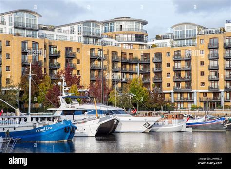 St Katharine Docks Marina Boats And Penthouse Apartments London Stock