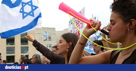 Milhares De Israelitas Manifestam Se Em Telavive Contra Reforma Do