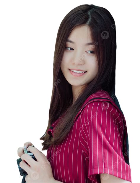 รูปสาวสวยผมยาวในฤดูร้อนถือกล้องมองย้อนกลับไปและยิ้ม Png วันฤดูร้อน