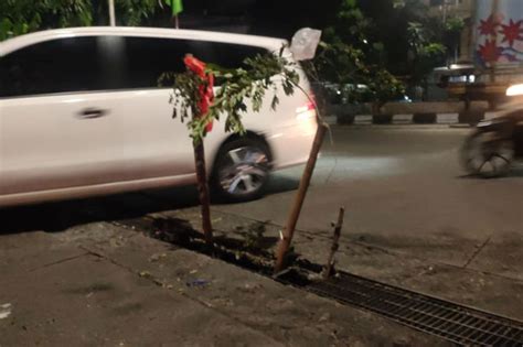 Rawan Kecelakaan Drainase Di Jalan Ki Hajar Dewantara Ditancapi Bambu