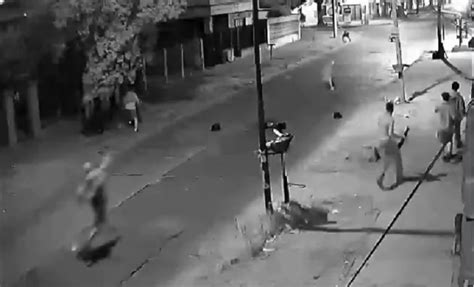 Batalla campal entre dos grupos de jóvenes en plena calle en Parque San