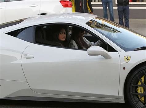Photos Kim Kardashian révélée grâce à une sex tape elle roule aujourd hui en Ferrari Public