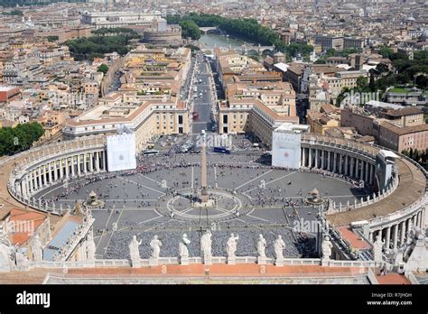 Gian Lorenzo Bernini S Colonnade On St Peter Square Jesus Christ And