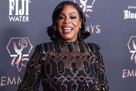 niecy nash    emmys season red carpet event  los angeles