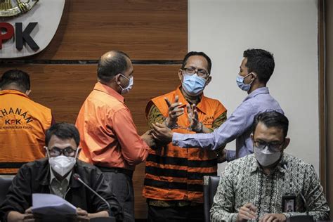 Foto Kpk Perpanjang Lagi Penahanan Hakim Itong