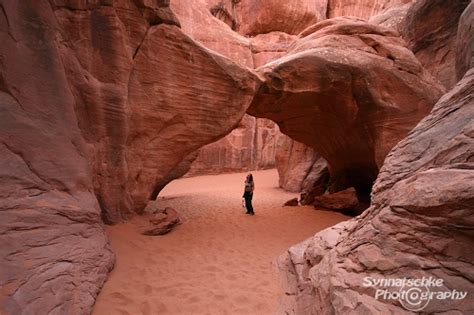 Sand Dune Arch Arches NP | People in Nature | Synnatschke Photography