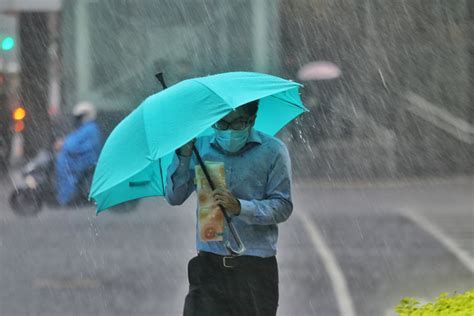 梅雨锋面要上岸了 “雨弹突然炸裂” 社会万象 华夏经纬网