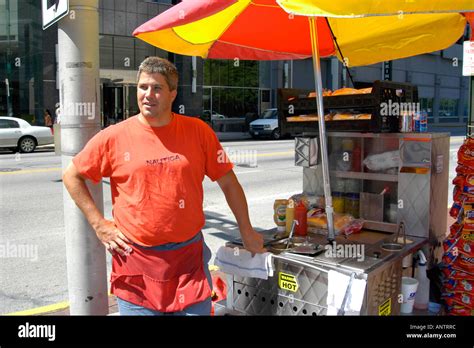 Erwachsenen Männlichen Hotdog Verkäufer An Einer Straßenecke In Der