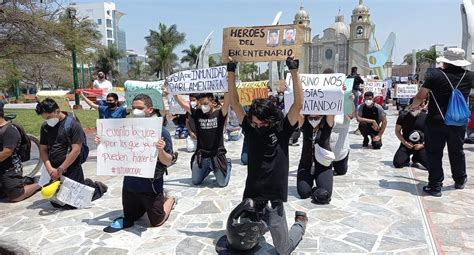 Marcha Nacional Chimbote Jóvenes Se Arrodillaron Y Guardaron Minuto De Silencio Por