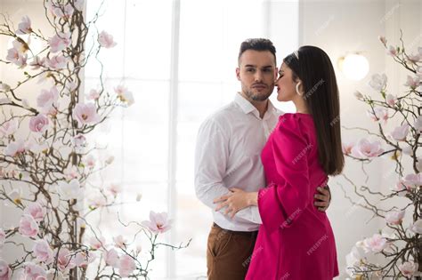 Jeune Couple Damoureux Homme Et Femme Ensemble Dans Un Mariage