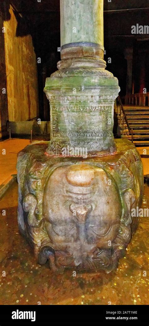 Istanbul Turchia La Basilica Cistern E Colonne Di Marmo La Testa Di