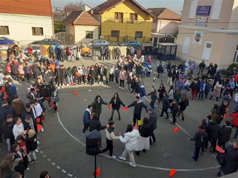 FOTO Cum au serbat în avans elevii Școlii Avram Iancu din Alba Iulia