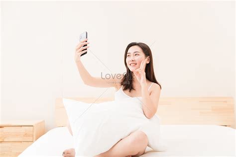 젊은 여자 침대에 누워 자기 타이머 사진 무료 다운로드 Lovepik