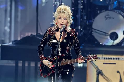 Why Dolly Parton Wears Nude Fingerless Gloves POPSUGAR Fashion