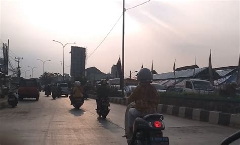 Sore Di Akhir Pekan Trafik Lalu Lintas Di Jalan Bosih Raya Lengang