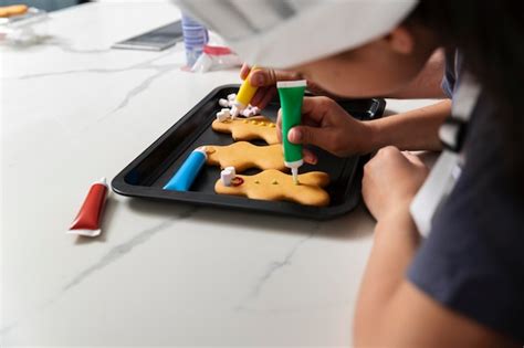 Niña haciendo galletas de jengibre Foto Gratis