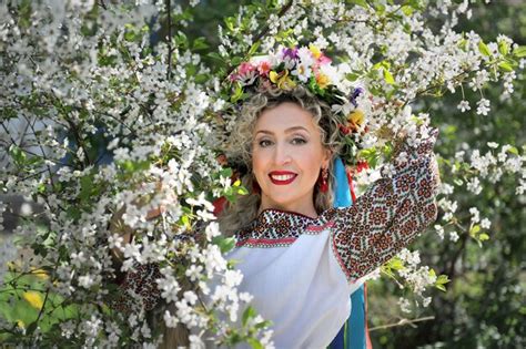 Menina Bonita Ucraniana Em Vyshyvanka Entre As Flores De Cerejeira